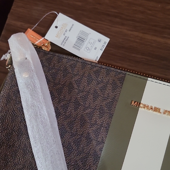 Michael Kors Olive and Cream Laptop Bag - Picture 2 of 4